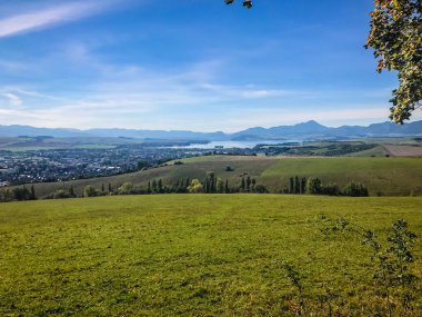 Dağlar karlı zirveleri sonbaharda güneş ışığı ile. Yüksek Tatras Slovakya. Ekolojik ve aktif Turizm kavramı. Doğa Sonbahar.