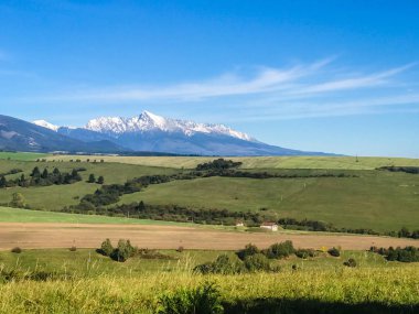 Dağlar karlı zirveleri sonbaharda güneş ışığı ile. Yüksek Tatras Slovakya. Ekolojik ve aktif Turizm kavramı. Doğa Sonbahar. Ekim