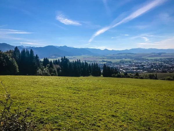 Hory se zasněženými ve slunečním světle na podzim. Slovensko Vysoké Tatry. Koncept ekologické a aktivní turistiky. Podzim v přírodě. — Stock fotografie