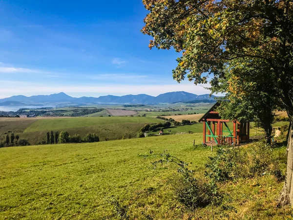 Montagnes avec des pics enneigés à la lumière du soleil en automne. Hautes Tatras Slovaquie. Le concept de tourisme écologique et actif. Automne dans la nature . — Photo