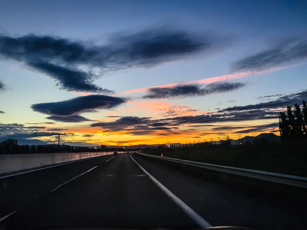 Drámai képe Panoramic Nézd hosszú görbe úton a kora reggeli órákban ellen sunrise ég, felhős és ködös, Szlovákia — Stock Fotó