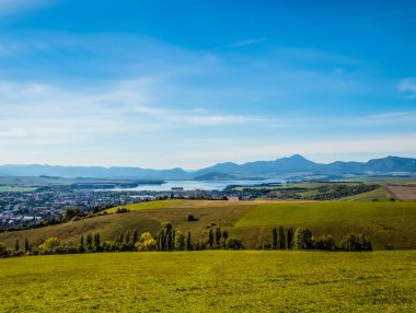 Gölün berrak turkuaz su ile dağlarla çevrilidir. Liptovska Mara Slovakya. Ekolojik ve aktif Turizm kavramı. Doğa Sonbahar. Ekim