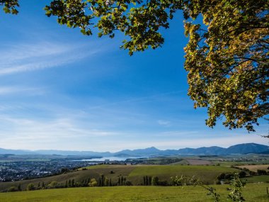 Dağlar karlı zirveleri sonbaharda güneş ışığı ile. Yüksek Tatras Slovakya. Ekolojik ve aktif Turizm kavramı. Doğa Sonbahar. Ekim