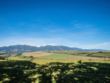 Dağlar karlı zirveleri sonbaharda güneş ışığı ile. Yüksek Tatras Slovakya. Ekolojik ve aktif Turizm kavramı. Doğa Sonbahar. Ekim