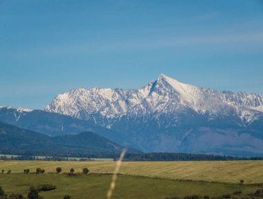 Dağlar karlı zirveleri sonbaharda güneş ışığı ile. Yüksek Tatras Slovakya. Ekolojik ve aktif Turizm kavramı. Doğa Sonbahar. Ekim