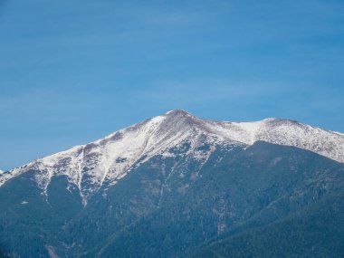 Dağlar karlı zirveleri sonbaharda güneş ışığı ile. Yüksek Tatras Slovakya. Ekolojik ve aktif Turizm kavramı. Doğa Sonbahar. Ekim