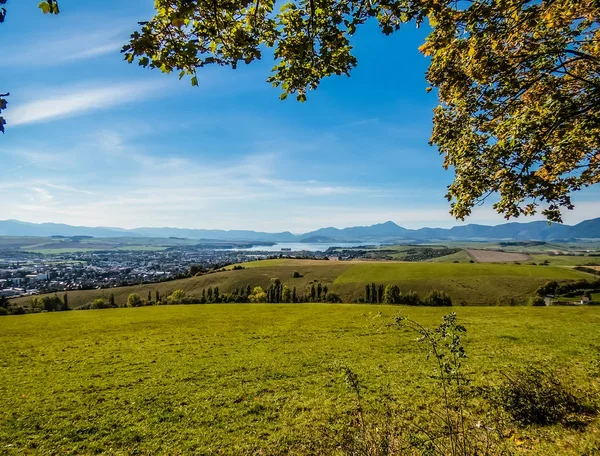 Dağlar karlı zirveleri sonbaharda güneş ışığı ile. Yüksek Tatras Slovakya. Ekolojik ve aktif Turizm kavramı. Doğa Sonbahar. Ekim