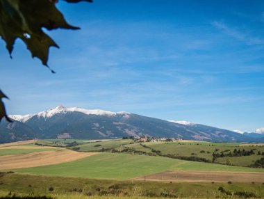Dağlar karlı zirveleri sonbaharda güneş ışığı ile. Yüksek Tatras Slovakya. Ekolojik ve aktif Turizm kavramı. Doğa Sonbahar. Ekim