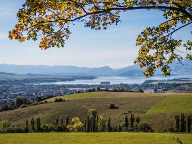 Gölün berrak turkuaz su ile dağlarla çevrilidir. Liptovska Mara Slovakya. Ekolojik ve aktif Turizm kavramı. Doğa Sonbahar. Ekim