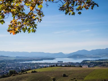 Gölün berrak turkuaz su ile dağlarla çevrilidir. Liptovska Mara Slovakya. Ekolojik ve aktif Turizm kavramı. Doğa Sonbahar. Ekim