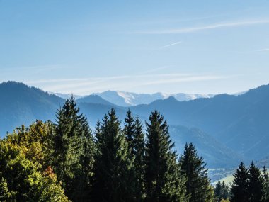 Dağlar karlı zirveleri sonbaharda güneş ışığı ile. Yüksek Tatras Slovakya. Ekolojik ve aktif Turizm kavramı. Doğa Sonbahar. Ekim