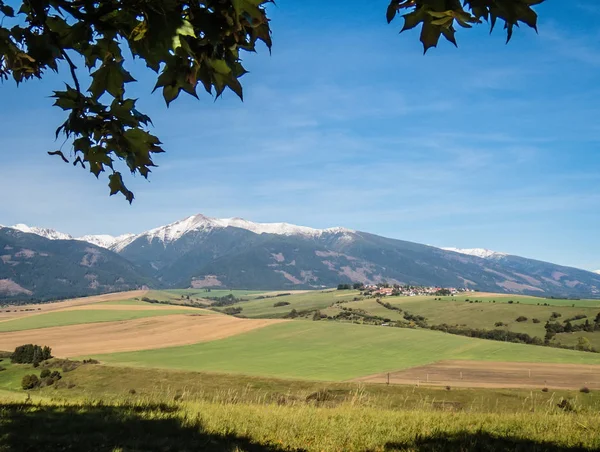 Montagnes Avec Des Pics Enneigés Lumière Soleil Automne Hautes Tatras — Photo