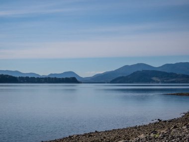 Gölün berrak turkuaz su ile dağlarla çevrilidir. Liptovska Mara Slovakya. Ekolojik ve aktif Turizm kavramı. Doğa Sonbahar. Ekim
