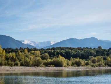 Gölün berrak turkuaz su ile dağlarla çevrilidir. Liptovska Mara Slovakya. Ekolojik ve aktif Turizm kavramı. Doğa Sonbahar. Ekim
