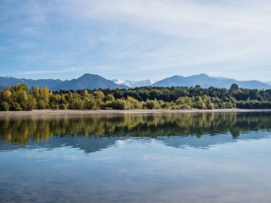 Gölün berrak turkuaz su ile dağlarla çevrilidir. Liptovska Mara Slovakya. Ekolojik ve aktif Turizm kavramı. Doğa Sonbahar. Ekim