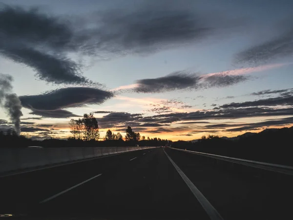 Drámai Képe Panoráma Megtekintése Egy Hosszú Görbe Úton Ellen Sunrise — Stock Fotó