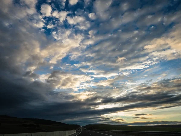 Drámai Képe Panoráma Megtekintése Egy Hosszú Görbe Úton Ellen Sunrise — Stock Fotó