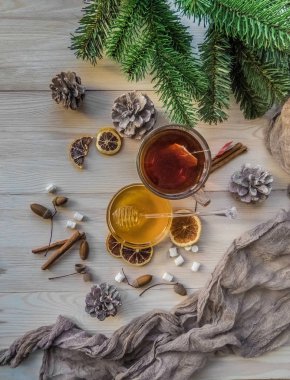 Sonbahar natürmort bal, şekerleme, çam ve koniler, limon, yaprakları, Beyaz ahşap zemin üzerinde üstten görünüm. nesne grubu çay bal ile