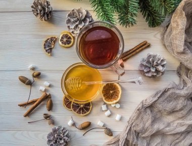 Sonbahar natürmort bal, şekerleme, çam ve koniler, limon, yaprakları, Beyaz ahşap zemin üzerinde üstten görünüm. nesne grubu çay bal ile