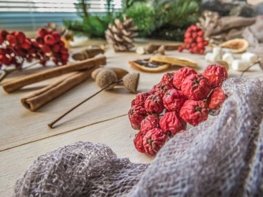 Sonbahar natürmort Rowan, şekerleme, çam ve koniler, limon, yaprakları, Beyaz ahşap zemin üzerinde üstten görünüm. nesne grubu