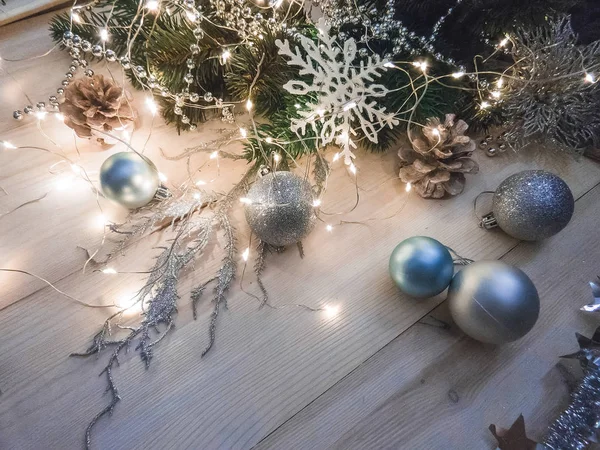 Nature morte hivernale avec guirlande, boules, pins et cônes sur un fond blanc en bois vue de dessus. noël — Photo