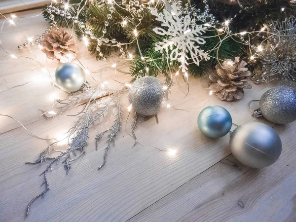 Nature morte hivernale avec guirlande, boules, pins et cônes sur un fond blanc en bois vue de dessus. noël — Photo