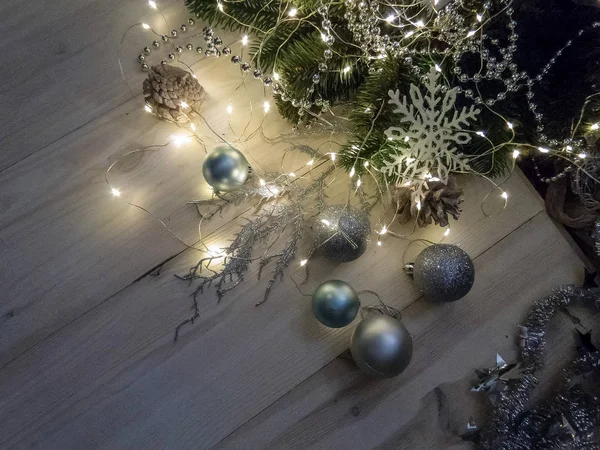 Nature morte hivernale avec guirlande, boules, pins et cônes sur un fond blanc en bois vue de dessus. noël — Photo