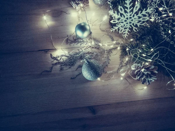 Nature morte hivernale avec guirlande, boules, pins et cônes sur un fond blanc en bois vue de dessus. noël — Photo