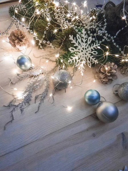 Nature morte hivernale avec guirlande, boules, pins et cônes sur un fond blanc en bois vue de dessus. noël Photos De Stock Libres De Droits