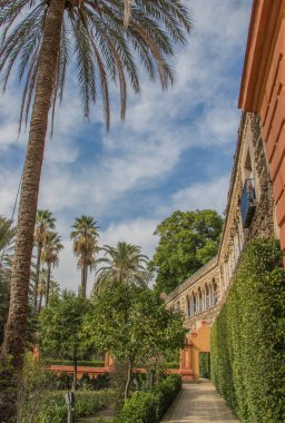 Sevilla, İspanya - Ekim, 2018: Sevilla, Alcazar Sarayı. Alcazar - İspanya Mağribi mimarisi örneği. Tarihi bina