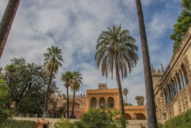 Sevilla, İspanya - Ekim, 2018: Sevilla, Alcazar Sarayı. Alcazar - İspanya Mağribi mimarisi örneği. Tarihi bina