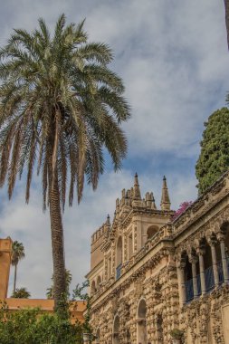 Sevilla, İspanya - Ekim, 2018: Sevilla, Alcazar Sarayı. Alcazar - İspanya Mağribi mimarisi örneği. Tarihi bina