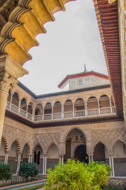 Alcazar Sarayı: Sevilla. Alcazar - İspanya Mağribi mimarisi örneği. Tarihi bina