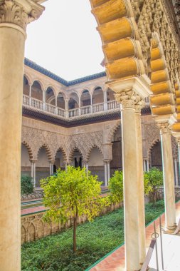 Alcazar Sarayı: Sevilla. Alcazar - İspanya Mağribi mimarisi örneği. Tarihi bina