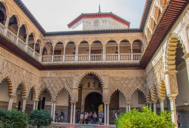 Sevilla, İspanya - Ekim, 2018: Sevilla, Alcazar Sarayı. Alcazar - İspanya Mağribi mimarisi örneği. Tarihi bina