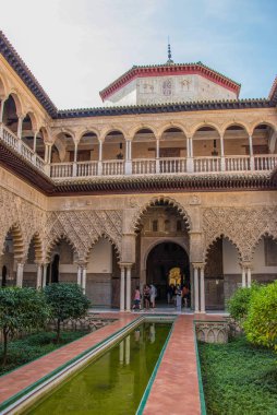 Sevilla, İspanya - Ekim, 2018: Sevilla, Alcazar Sarayı. Alcazar - İspanya Mağribi mimarisi örneği. Tarihi bina