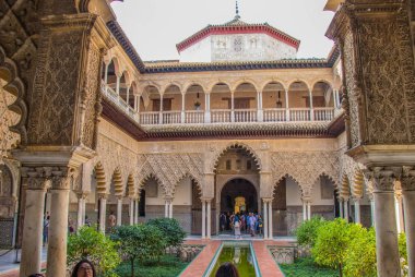 Sevilla, İspanya - Ekim, 2018: Sevilla, Alcazar Sarayı. Alcazar - İspanya Mağribi mimarisi örneği. Tarihi bina