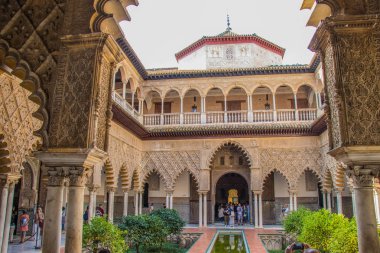 Sevilla, İspanya - Ekim, 2018: Sevilla, Alcazar Sarayı. Alcazar - İspanya Mağribi mimarisi örneği. Tarihi bina