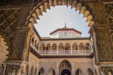 Alcazar Sarayı: Sevilla. Alcazar - İspanya Mağribi mimarisi örneği. Tarihi bina