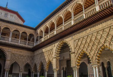 Alcazar Sarayı: Sevilla. Alcazar - İspanya Mağribi mimarisi örneği. Tarihi bina