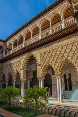 Sevilla, İspanya - Ekim, 2018: Sevilla, Alcazar Sarayı. Alcazar - İspanya Mağribi mimarisi örneği. Tarihi bina