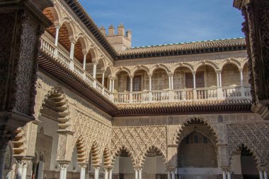 Alcazar Sarayı: Sevilla. Alcazar - İspanya Mağribi mimarisi örneği. Tarihi bina