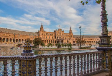 Sevilla, İspanya - Ekim, 2018: İspanyol Meydanı Plaza de Espana: güzel bir sonbahar gününde, İspanya Sevilla