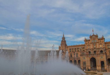 Sevilla, İspanya - Ekim, 2018: İspanyol Meydanı Plaza de Espana: güzel bir sonbahar gününde, İspanya Sevilla