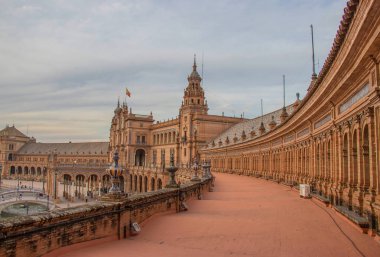 Sevilla, İspanya - Ekim, 2018: İspanyol Meydanı Plaza de Espana: güzel bir sonbahar gününde, İspanya Sevilla
