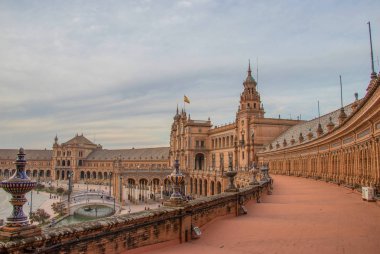 Sevilla, İspanya - Ekim, 2018: İspanyol Meydanı Plaza de Espana: güzel bir sonbahar gününde, İspanya Sevilla