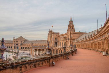 Sevilla, İspanya - Ekim, 2018: İspanyol Meydanı Plaza de Espana: güzel bir sonbahar gününde, İspanya Sevilla