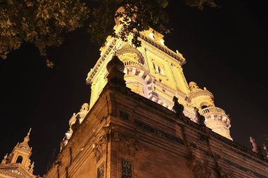 Sevilla, İspanya - Ekim, 2018: İspanyol Meydanı Plaza de Espana güzel bir sonbahar gecesi, İspanya Sevilla