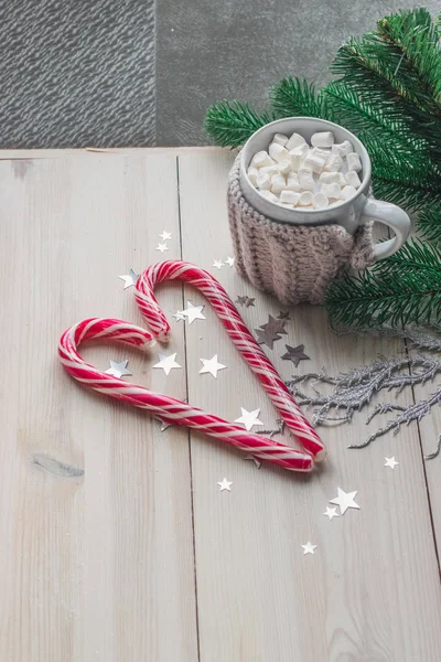 Tasse Dans Une Veste Tricotée Avec Deux Bonbons Noël Caramel Image En Vente