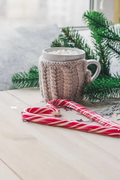 Tasse Dans Une Veste Tricotée Avec Deux Bonbons Noël Caramel Images De Stock Libres De Droits
